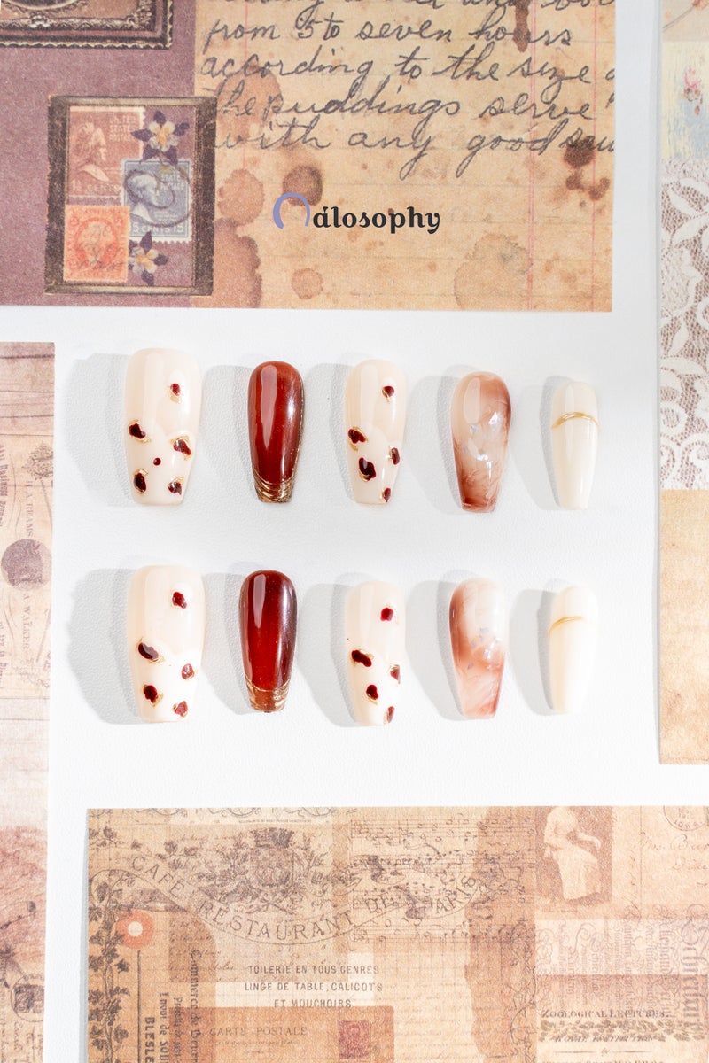 Nailosophy أظافر فاخرة مصنوعة يدويًا باللون الكهرماني الرخامي ونقشة الفهد مع لمسات ذهبية | شكل الكوفين - Image 3